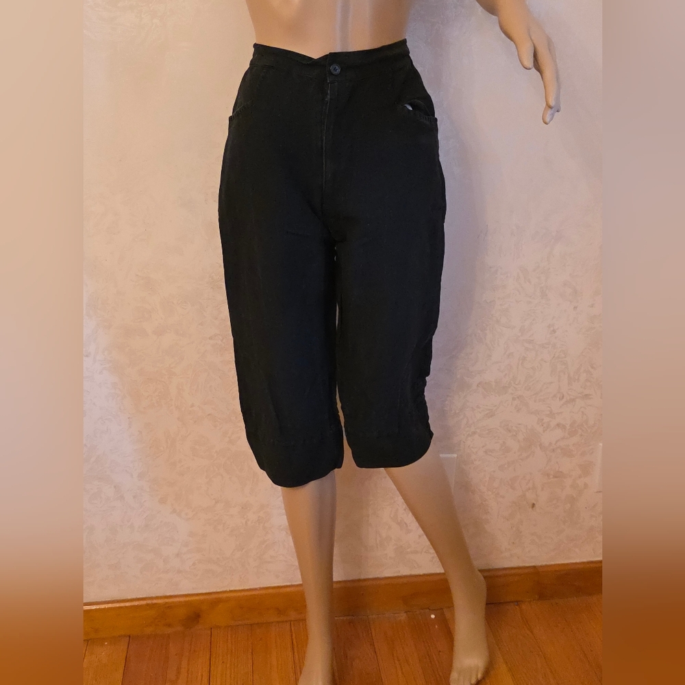 Buttons Black Capris